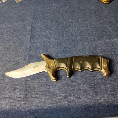 2 FOLDING BLADE KNIVES