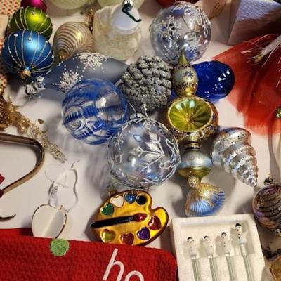 Lot 459 Happy Holidays Pillow & Other Christmas Ornaments