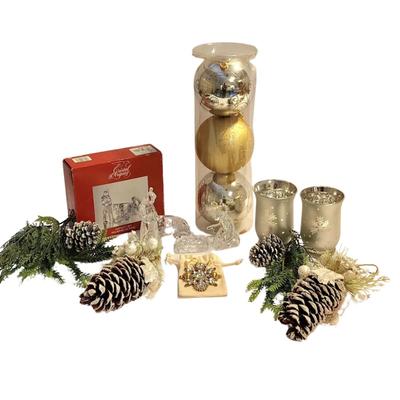 Lot 469 Crystal Nativity Set & Other Ornaments Lot