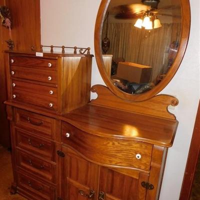 6337/43B Pulaski Keepsake Serpentine Wedding Dresser