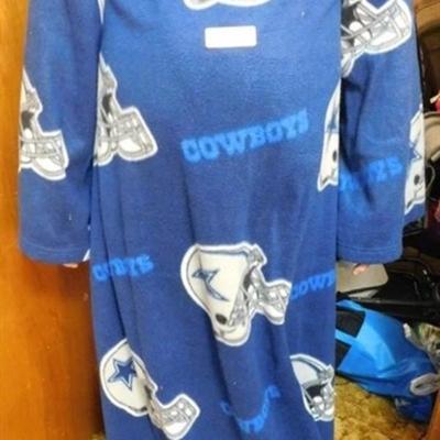 Sale Photo Thumbnail #92: 6337/35 Northwest Dallas Cowboys Wearable Blanket 