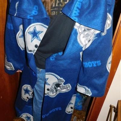 6337/35 Northwest Dallas Cowboys Wearable Blanket