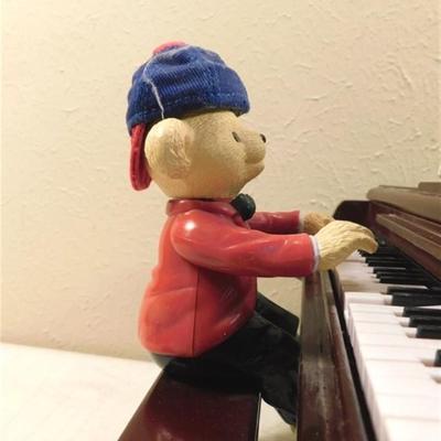 6337/257 Gold Label Collection ~ 7" ~ Animated Teddy Takes the Stage ~ Change Hats for Different Tunes