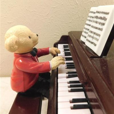 6337/257 Gold Label Collection ~ 7" ~ Animated Teddy Takes the Stage ~ Change Hats for Different Tunes