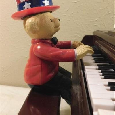 6337/257 Gold Label Collection ~ 7" ~ Animated Teddy Takes the Stage ~ Change Hats for Different Tunes