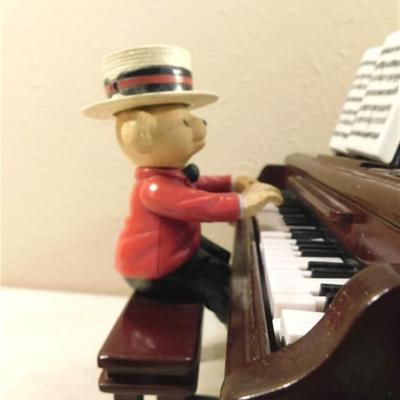 6337/257 Gold Label Collection ~ 7" ~ Animated Teddy Takes the Stage ~ Change Hats for Different Tunes