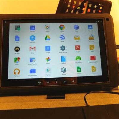 6337/175 Polaroid L10 Android 5.0 Lollipop 10.1 Tablet + Keyboard Case ( Needs new Keyboard if u want to use that way)