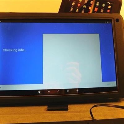 6337/175 Polaroid L10 Android 5.0 Lollipop 10.1 Tablet + Keyboard Case ( Needs new Keyboard if u want to use that way)
