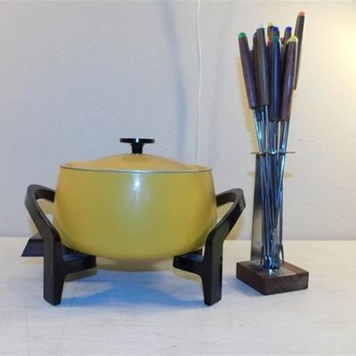 6337/268 Vintage West Bend Fondue Pot / Sticks with Stand