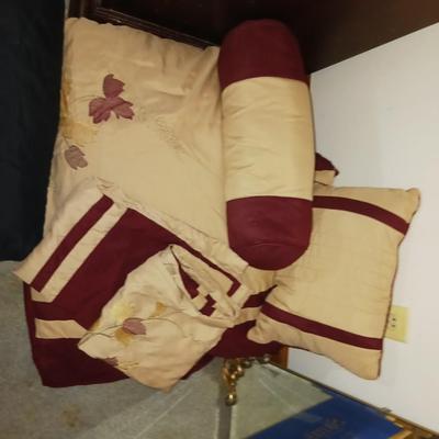 FULL SIZE COMFORTER W/THROW PILLOWS AND A BLANKET