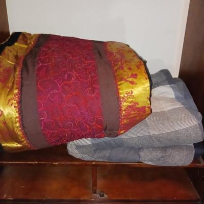 FULL SIZE COMFORTER AND THROW BLANKET