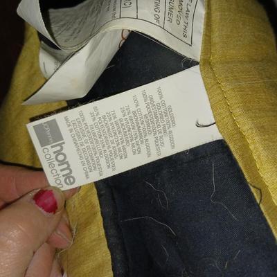 FULL SIZE COMFORTER AND THROW BLANKET