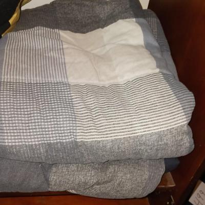 FULL SIZE COMFORTER AND THROW BLANKET