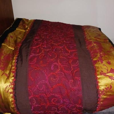 FULL SIZE COMFORTER AND THROW BLANKET