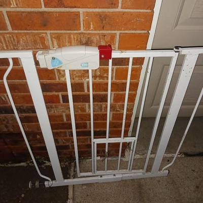BED BATH & BEYOND SHOPPING CART & SAFETY GATE