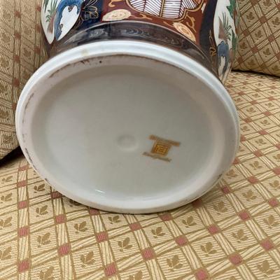 272 Gold Imari Porcelain Urns With Lid