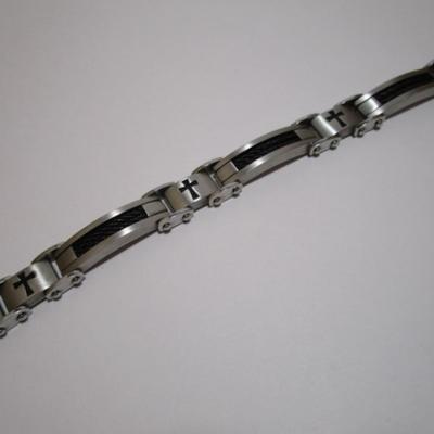 Stainless steel/carbon fiber 8-3/4" bracelet, black & brushed silver with crosses