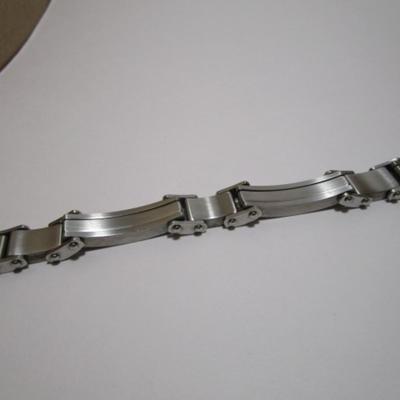 Stainless steel/carbon fiber 8-3/4" bracelet, black & brushed silver with crosses