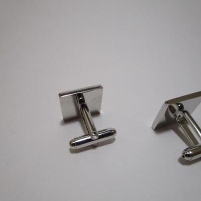 Maple Leaf cuff links with black enamel design (5/8" x 5/8")