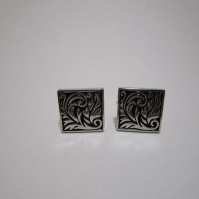 Maple Leaf cuff links with black enamel design (5/8" x 5/8")
