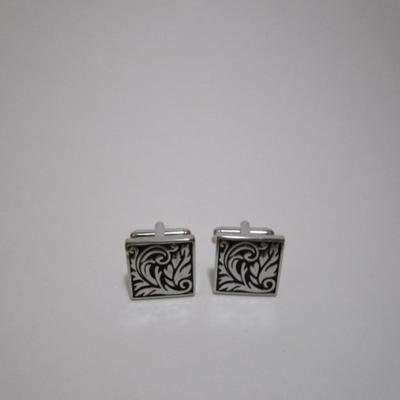 Maple Leaf cuff links with black enamel design (5/8" x 5/8")