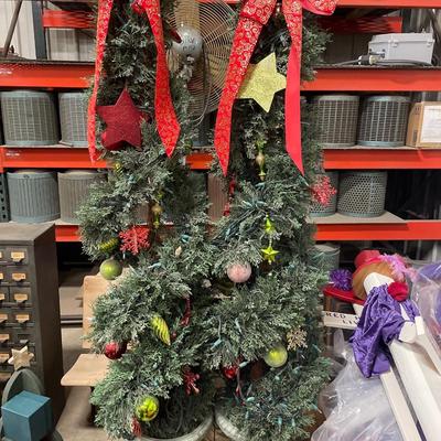 Outdoor Christmas tree decor