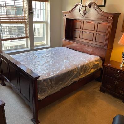 Traditional Victorian Style Cherry Wood Queen Size Bed with Storage and Lighting