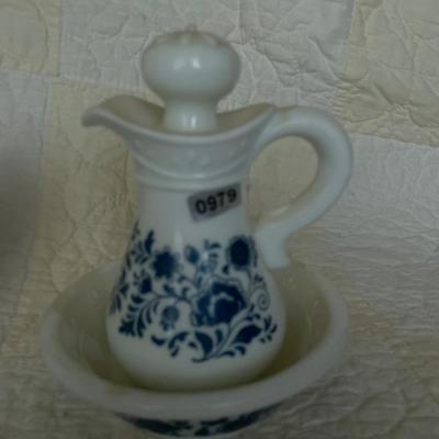 Avon cruet & basin