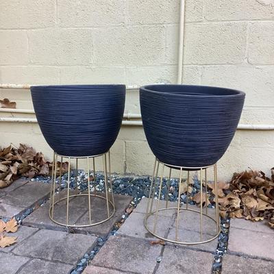 147. Set of Plastic Flower Pots