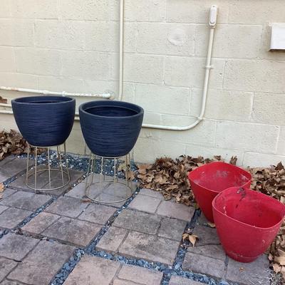 147. Set of Plastic Flower Pots