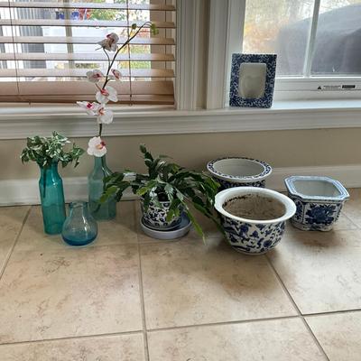 306 Lot of Blue & White Flower Pots & Other Items