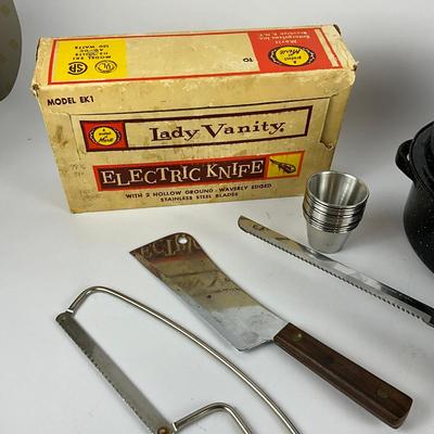 314 Oval Enamel Roasting Pan With Lady Vanity Electric Knife & Butcher Knife
