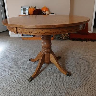 Round Pedestal top Cottage Oak Table and 4 Hoopback Cottage Oak Chairs with seat cushions