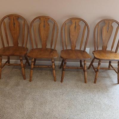 Round Pedestal top Cottage Oak Table and 4 Hoopback Cottage Oak Chairs with seat cushions