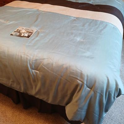 Queen Sized Victoria Classics 8-piece Venetto Comforter set - Comforter - pillows - bed skirt
