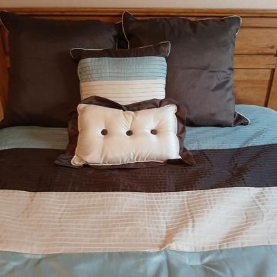 Queen Sized Victoria Classics 8-piece Venetto Comforter set - Comforter - pillows - bed skirt