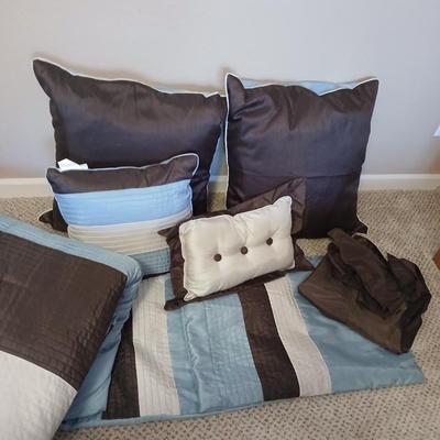 Queen Sized Victoria Classics 8-piece Venetto Comforter set - Comforter - pillows - bed skirt