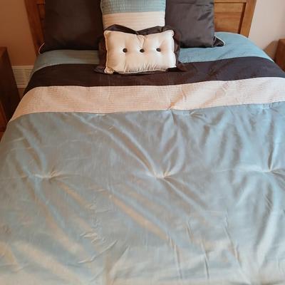 Queen Sized Victoria Classics 8-piece Venetto Comforter set - Comforter - pillows - bed skirt