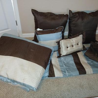 Queen Sized Victoria Classics 8-piece Venetto Comforter set - Comforter - pillows - bed skirt