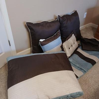 Queen Sized Victoria Classics 8-piece Venetto Comforter set - Comforter - pillows - bed skirt