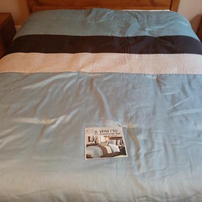 Queen Sized Victoria Classics 8-piece Venetto Comforter set - Comforter - pillows - bed skirt