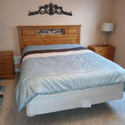 Queen sized bed - with headboard - Sealy Back saver Windjammer mattress and Boxsprings