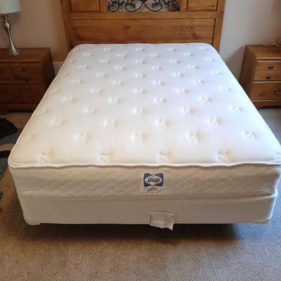 Queen sized bed - with headboard - Sealy Back saver Windjammer mattress and Boxsprings