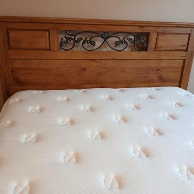 Queen sized bed - with headboard - Sealy Back saver Windjammer mattress and Boxsprings