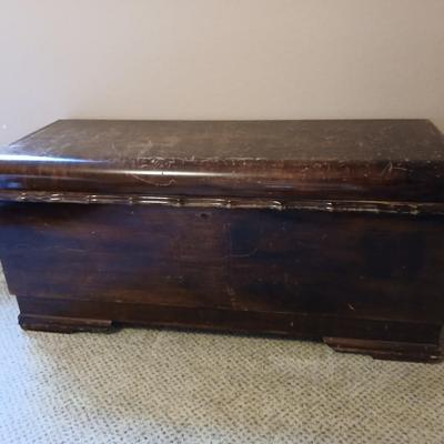 Antique Roos Sweetheart Cedar lined Chest with key and inside removable felt lined shelf