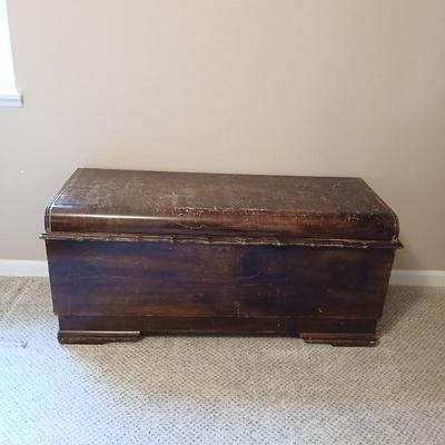 Antique Roos Sweetheart Cedar lined Chest with key and inside removable felt lined shelf