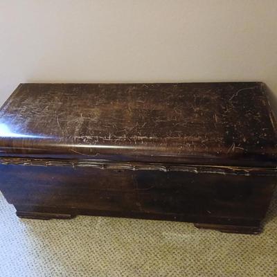 Antique Roos Sweetheart Cedar lined Chest with key and inside removable felt lined shelf