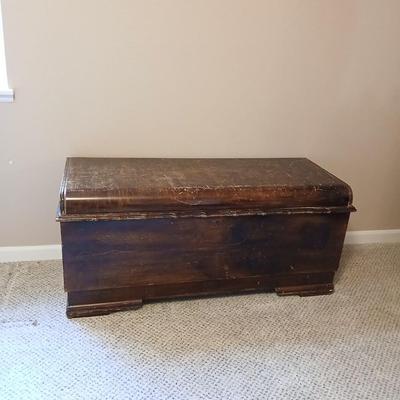 Antique Roos Sweetheart Cedar lined Chest with key and inside removable felt lined shelf