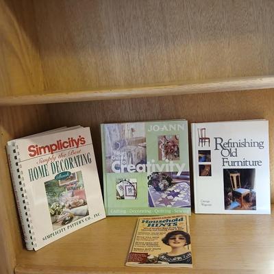 Books Simplicity's Home decorating - Jo-Ann Guide to Creativity - Refinishing old Furniture and household hints