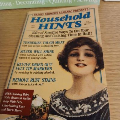 Books Simplicity's Home decorating - Jo-Ann Guide to Creativity - Refinishing old Furniture and household hints